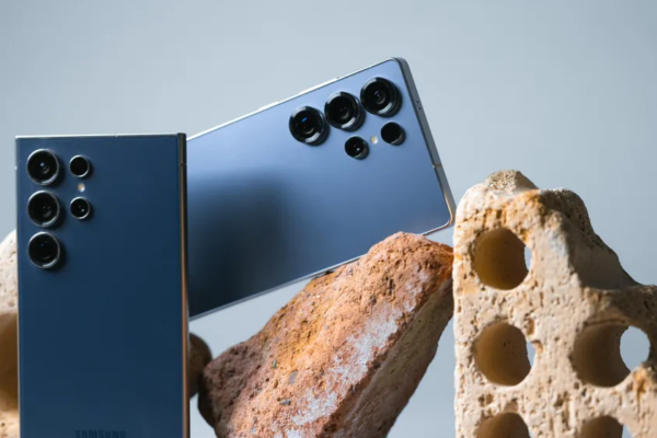 galaxy-s24-ultra-dang-la-mon-hoi-khi-dat-len-ban-can-voi-s25-ultra-404.png
