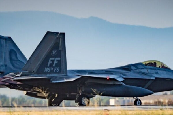 sieu-tiem-kich-f-22-raptor-my-cong-nghe-dinh-cao-toi-israel-bau-troi-trung-dong-nong-ruc-908.jpg