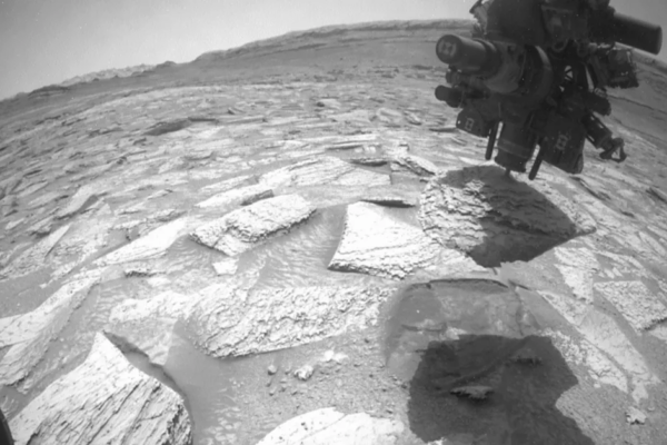 6-ngay-robot-curiosity-cua-nasa-bi-bat-giu-boi-mot-vat-the-tren-sao-hoa-1034.png