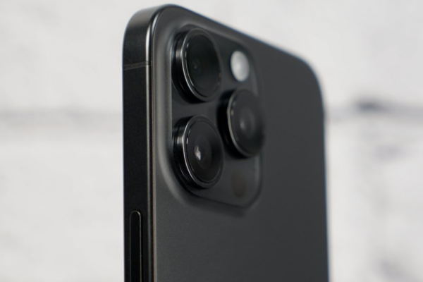 apple-co-the-dua-titan-tro-lai-iphone-pro-1714.png