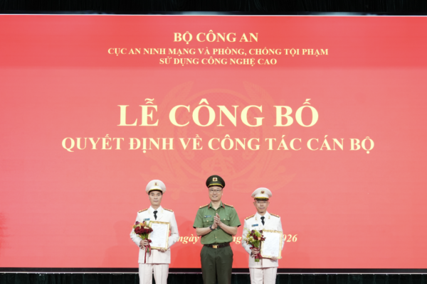 chu-tich-va-tong-giam-doc-fpt-telecom-duoc-phong-thuong-ta-803.png