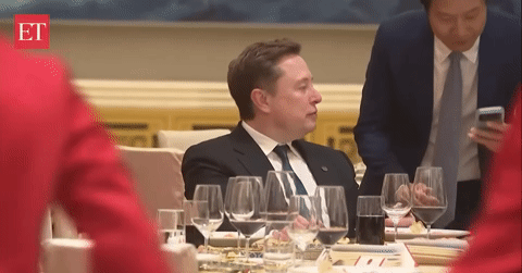 elon-musk-chup-anh-cung-ky-phung-dich-thu-tai-trung-quoc-491.gif