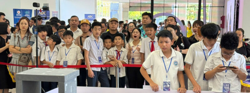 hon-200-hoc-sinh-cap-2-tranh-tai-tai-giai-dau-robot-ai-dau-tien-o-phia-bac-1913.jpg