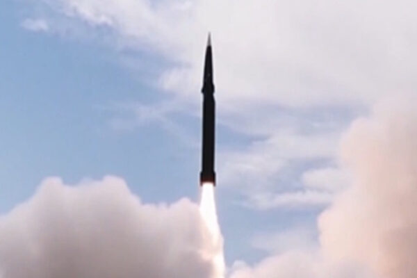 ten-lua-df-17-toc-do-mach-10-khai-hoa-cu-bam-nut-rung-dong-gioi-quan-su-toan-cau-2375.jpg