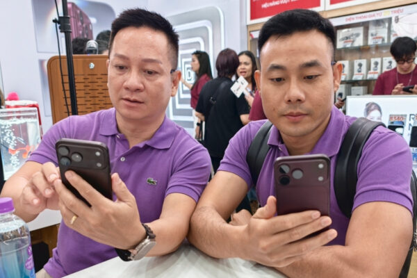 nhieu-nguoi-kiem-5-7-trieu-dong-khi-ban-lai-suat-mua-iphone-18-pro-max-do-ruou-vang-1702.jpg