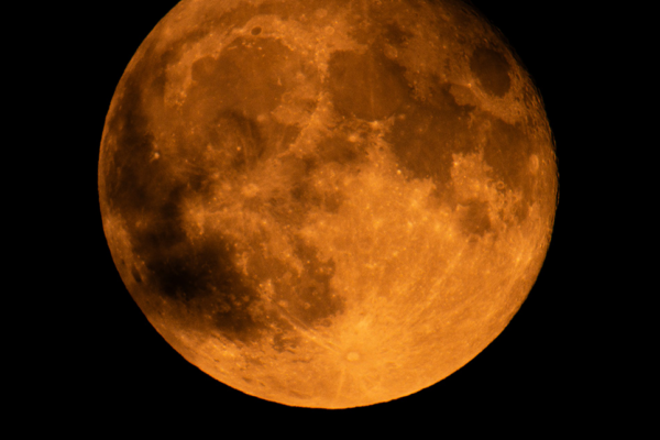 vi-sao-mat-trang-doi-khi-co-mau-cam-140.png