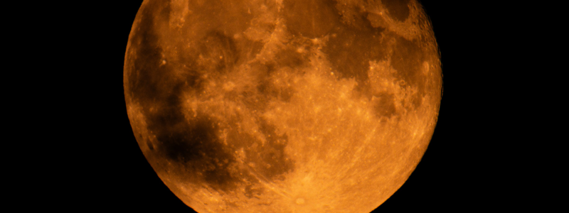 vi-sao-mat-trang-doi-khi-co-mau-cam-140.png